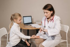 Little girl with doctor