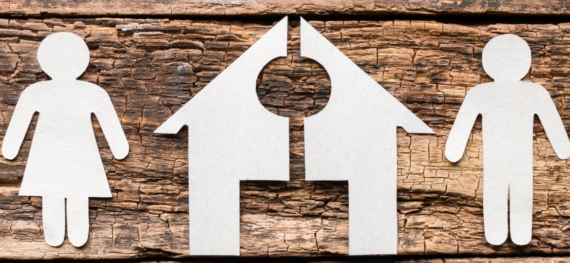 Paper,Family,And,A,Cut,House,Concept,Divorce